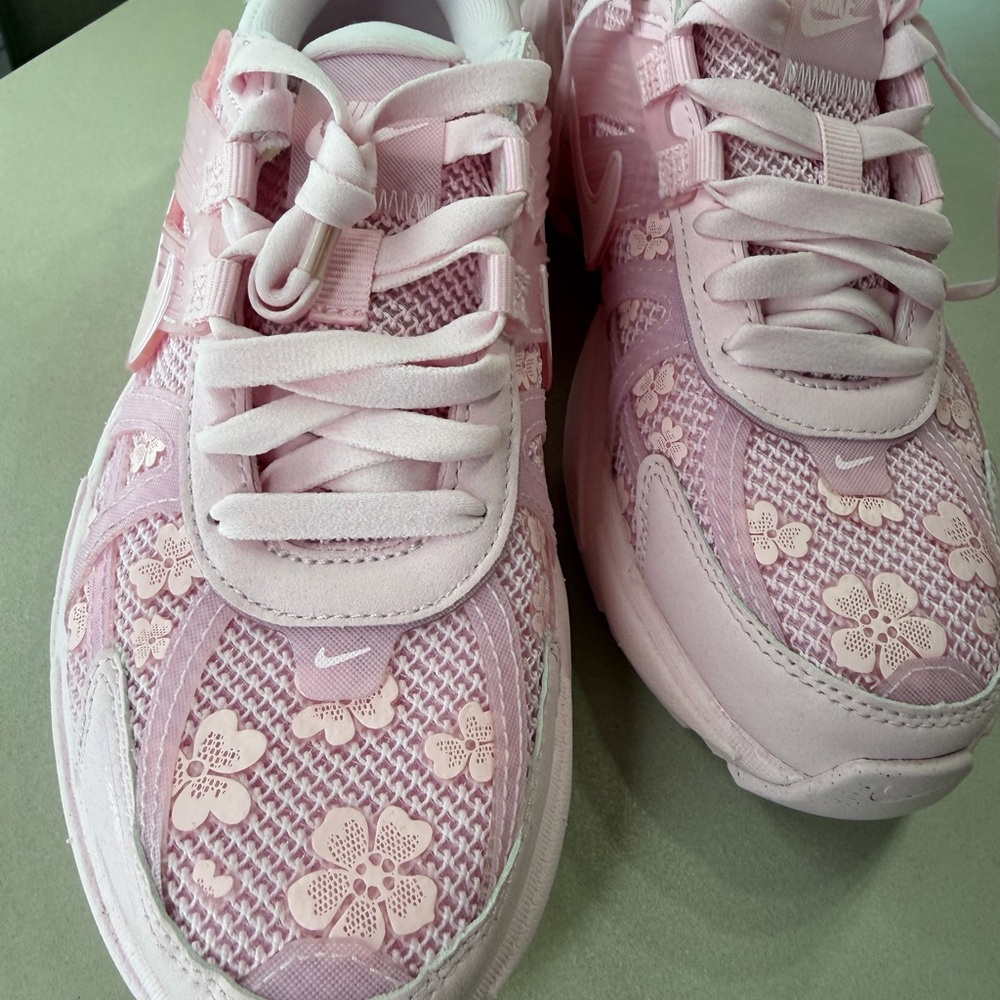 Nike Light Pink Athletic Sneakers NWOT so never worn - Picture 6 of 6